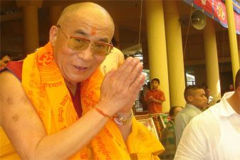 Индия фото – Далай-лама приветствует верующих