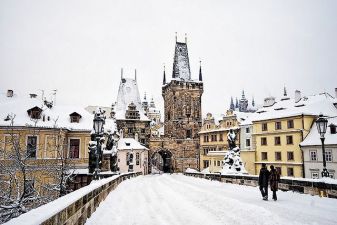 Карлов мост в Праге зимой
