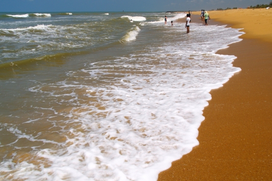 Погожий осенний денек на пляже Негомбо по соседству с Коломбо