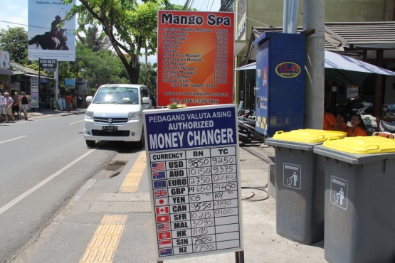 Уличный обменник на Бали