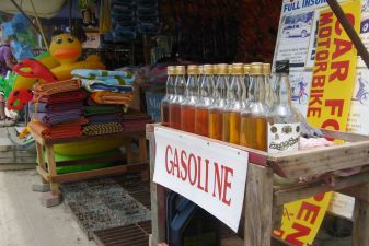 Тайланд фото – Бензин в бутылках из-под рома