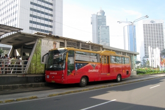 Автобус Transjakarta прибывает на остановку
