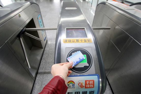 Шанхай фото – турникеты в метро