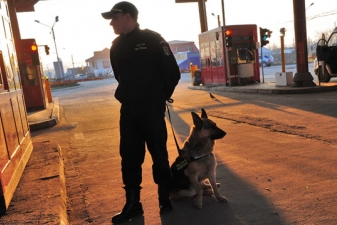 Румынский таможенник с собакой