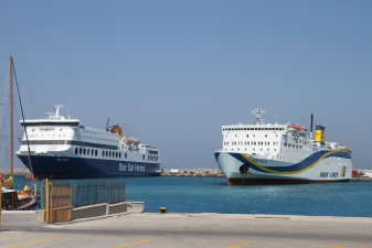 Паромы Anek и Blue Star Ferries