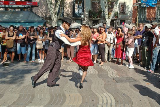 Барселона фото – Танец на бульваре Ла Рамбла