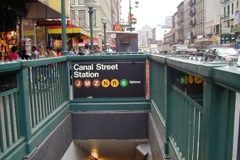 Вход в метро в Нью-Йорке