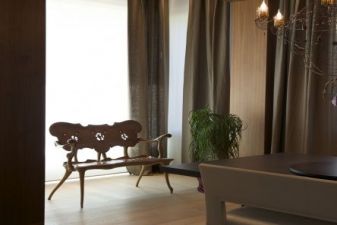 Барселона фото – выставка стульев Антонио Гауди