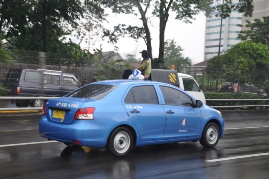 Такси крупнейшей индонезийской фирмы Blue Bird