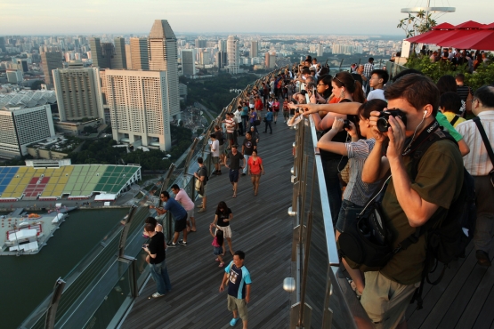 Туристы на крыше Marina Bay Sands 