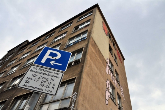 Знак с указанием промежутка времени бесплатной парковки