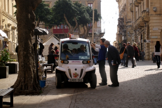 Такси-электромобиль на улицах Валлетты