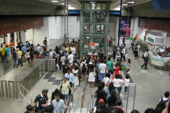 Вход на станцию MRT