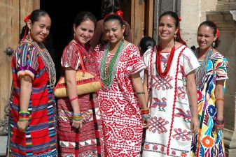 Мексиканки в национальных костюмах