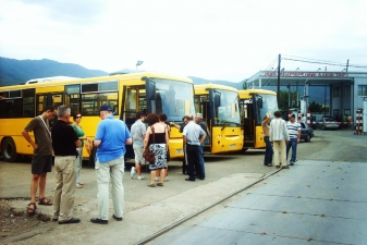 Пассажиры у автобуса