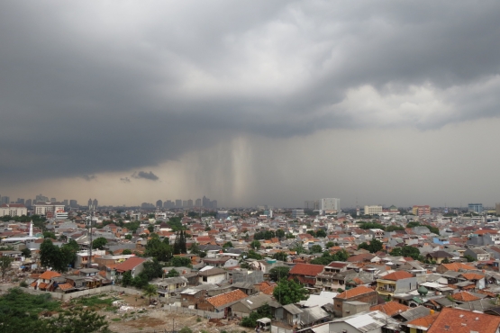 Сезон дождя приходит в Джакарту