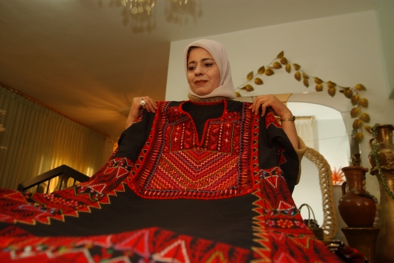 Иорданка демонстрирует традиционный наряд