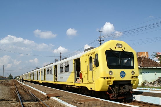 Поезд Prambanan Ekspress на пути из Джокьякарты в Соло