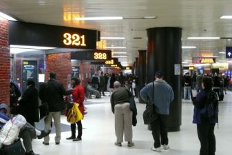 Очередь на автобус в автовокзале Нью-Йорка
