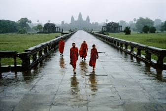 Монахи под дождем в Ангкоре