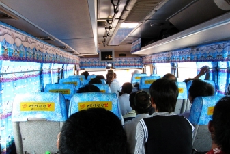 Внутри международного автобуса