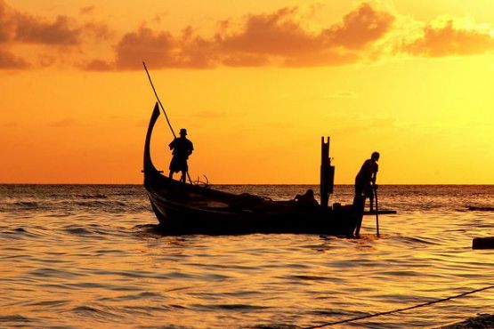 Мальдивы фото – Мальдивские рыбаки на традиционной лодке дхони