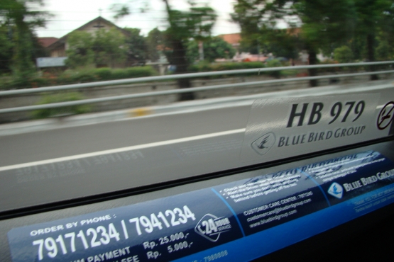 Вид на улицы Джакарты из такси Blue Bird