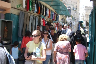 Туристы на рынке в Вифлееме