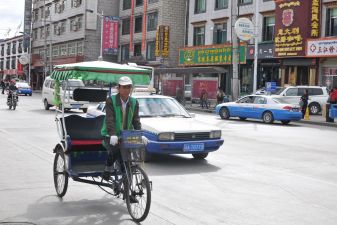 Такси и велотакси на улицах Лхасы