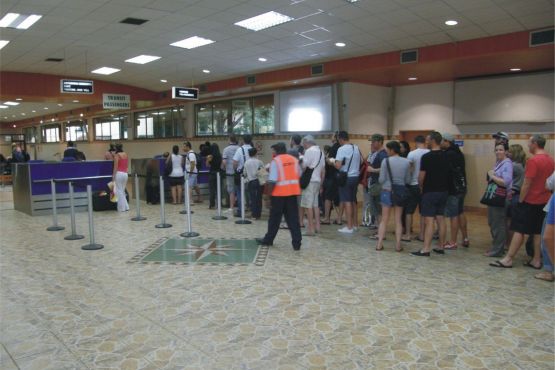 Замбия фото – Стойка регистрации в аэропорту Лусаки