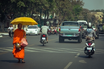 Монах посреди дороги