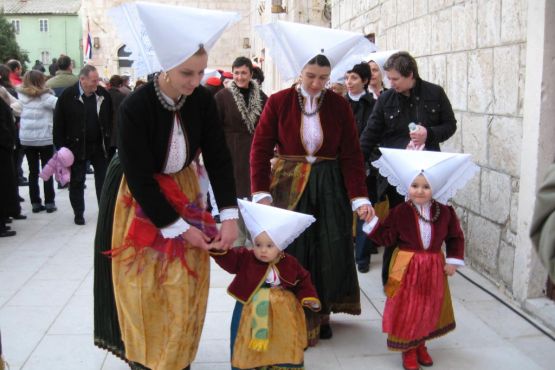Праздничное гуляние в традиционных нарядах
