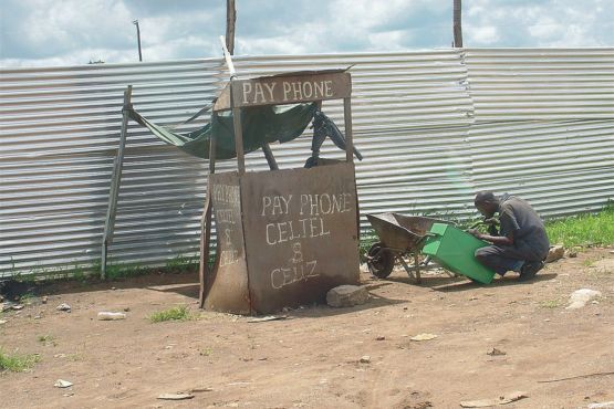 Замбия фото – Импровизированная телефонная будка в Лусаке
