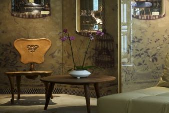 Барселона фото – выставка стульев Антонио Гауди