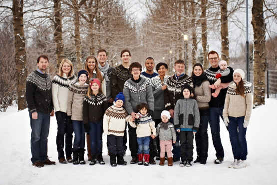Семья в национальных свитерах – лопапейса