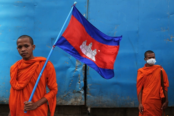 Монахи с флагом Камбоджи