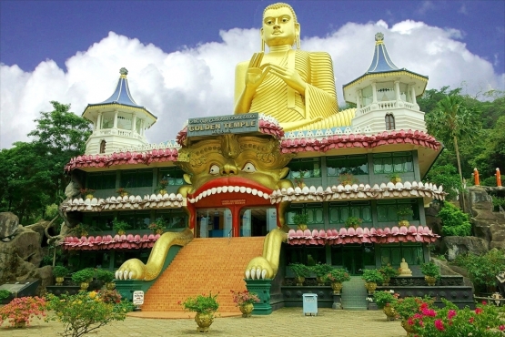 Гигантская статуя Будды в Золотом храме