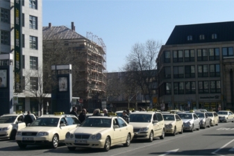 Стоянка такси перед Центральным вокзалом