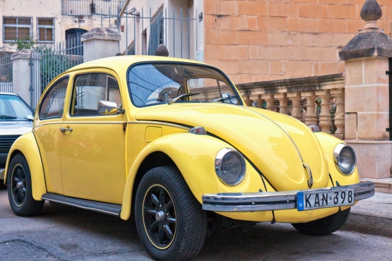 На улицах мальтийских городов нередко встречаются раритетные старые машины