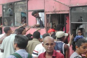 Куба фото – очередь в автобус