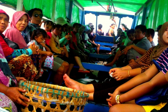 Паром перевозит пассажиров с Бали на Ломбок