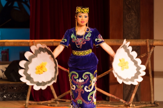 Танцем Датун Джулуд на Борнео приветствуют гостей