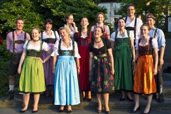 Австрийцы в народных костюмах