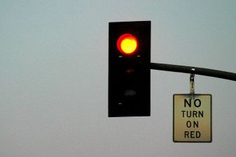Знак – нет поворота направо на красный свет 