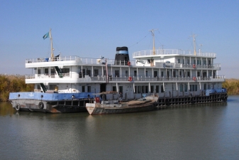 Старый корабль на реке Иртыш