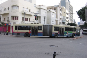 Автобус на городских улицах