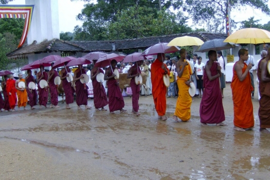 Мусонные дожди вносят свои коррективы в облик монахов