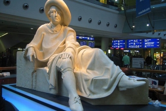Статуя Гетте в терминале аэропорта