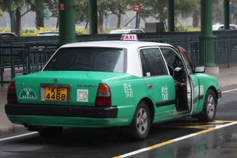 Гонконг фото – такси в аэропорту 
